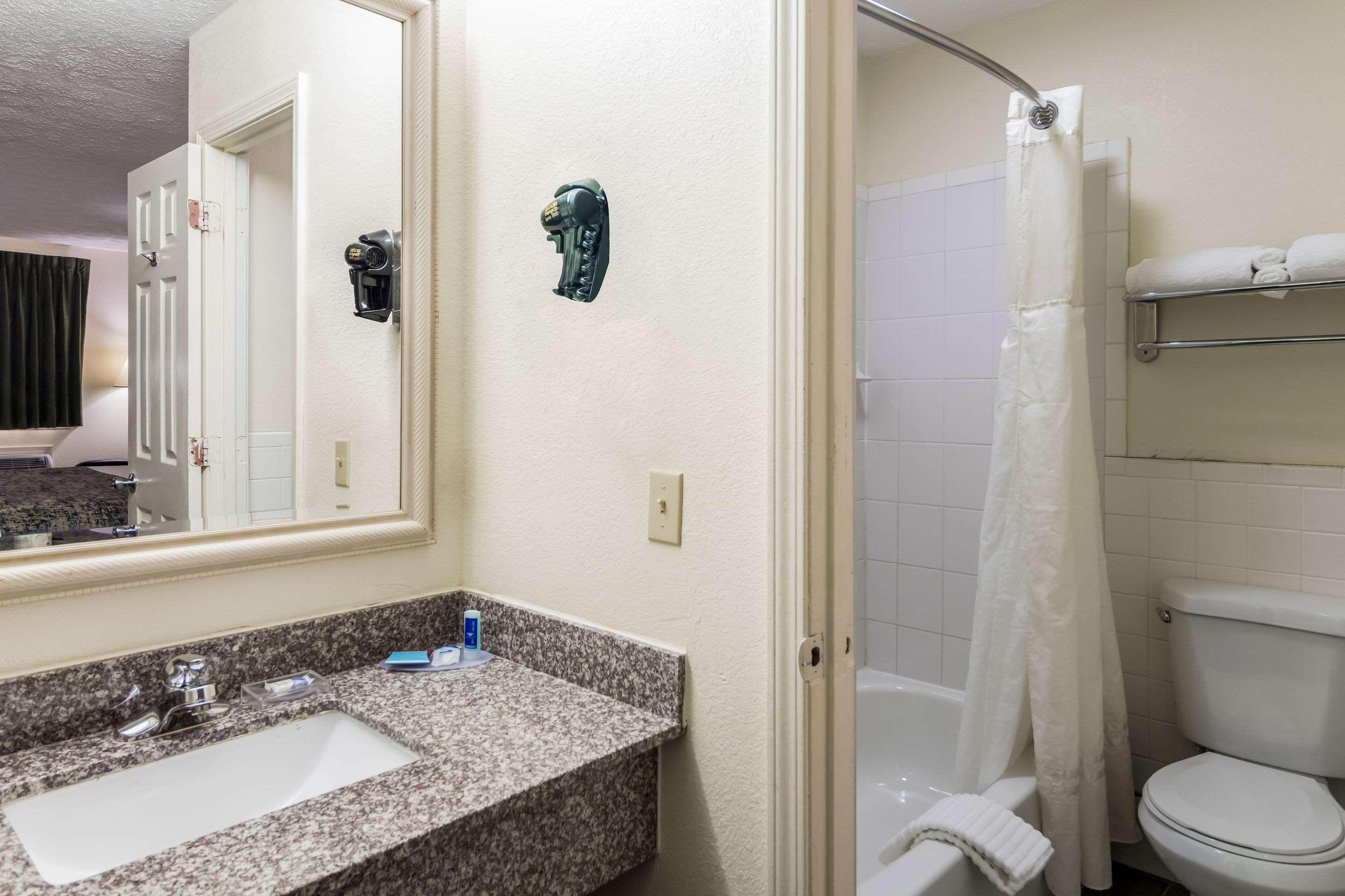 Rodeway Inn Cadiz Екстериор снимка