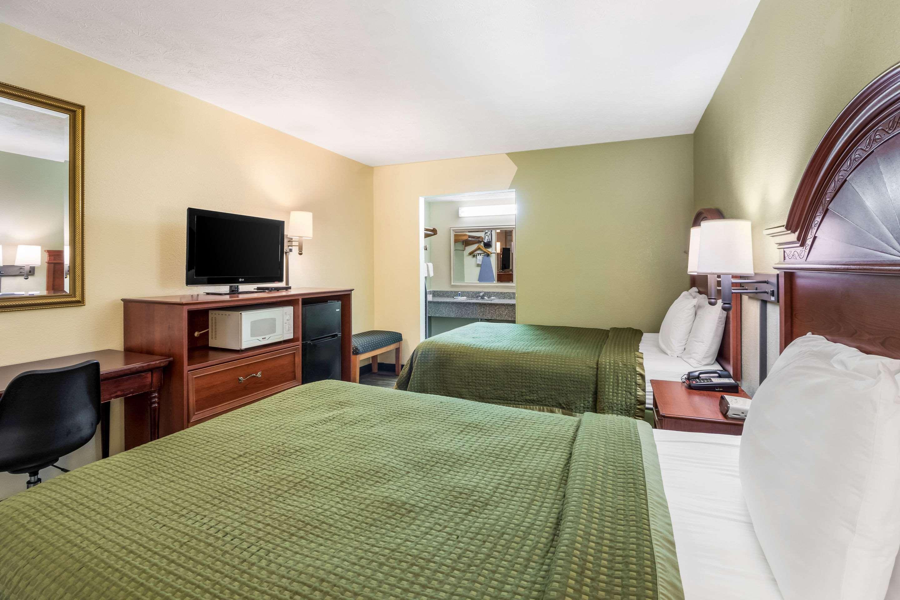 Rodeway Inn Cadiz Екстериор снимка