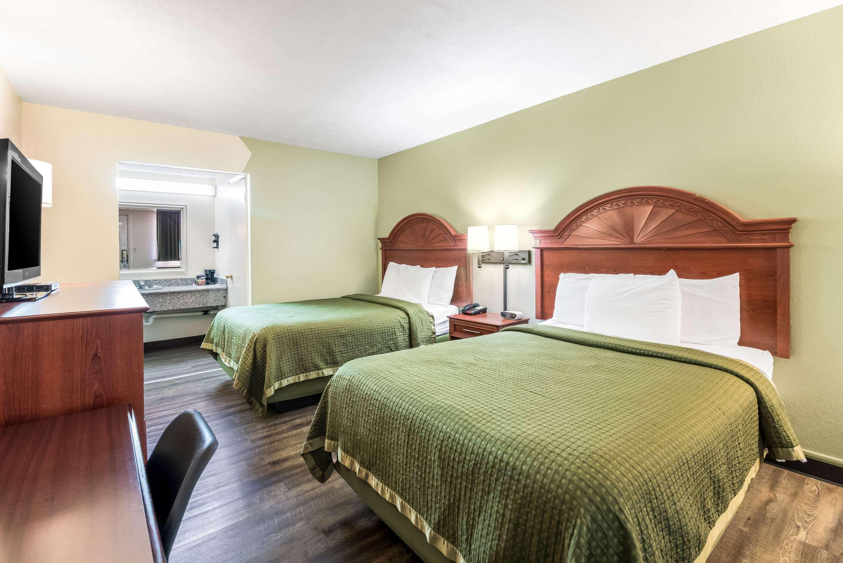 Rodeway Inn Cadiz Екстериор снимка