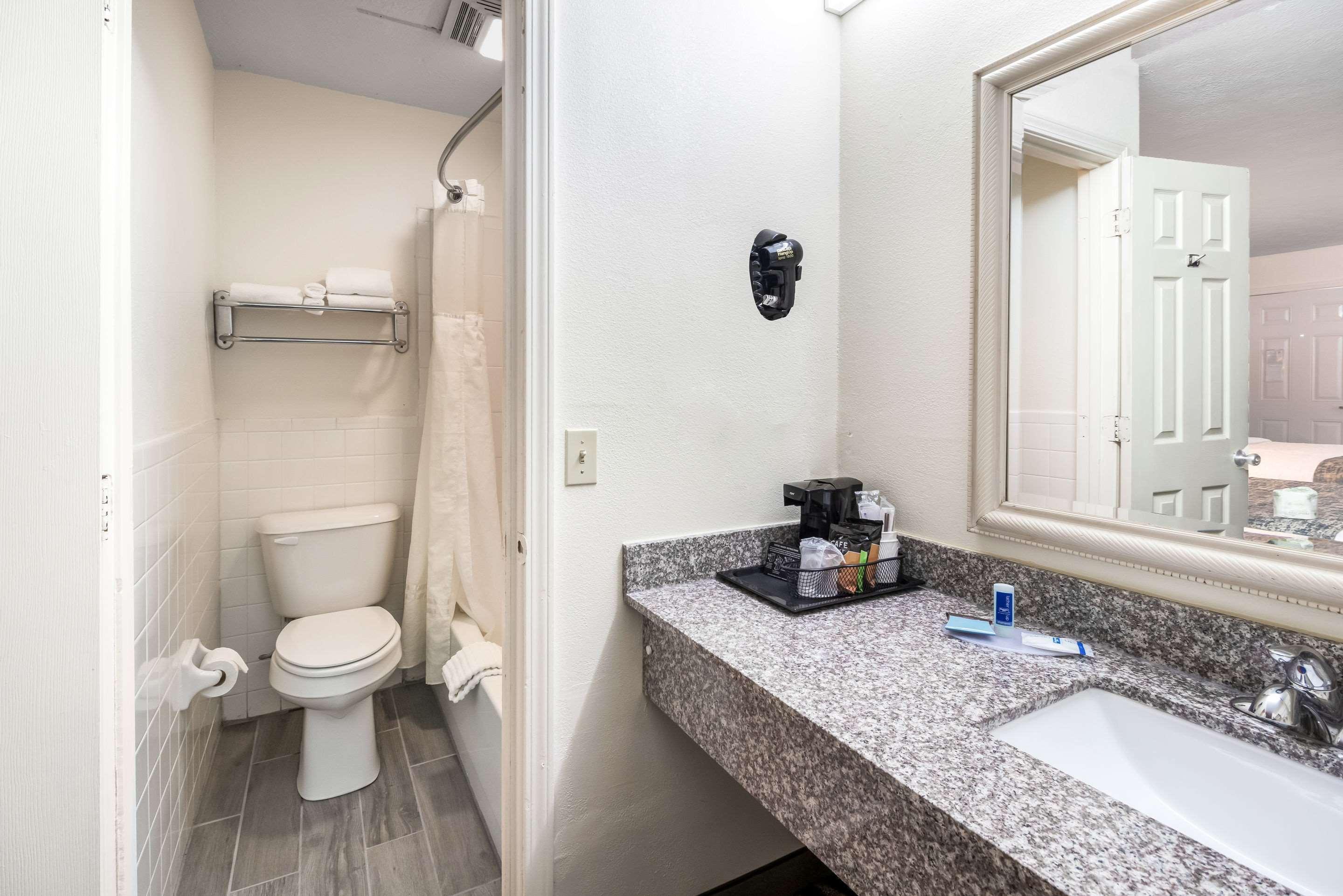 Rodeway Inn Cadiz Екстериор снимка